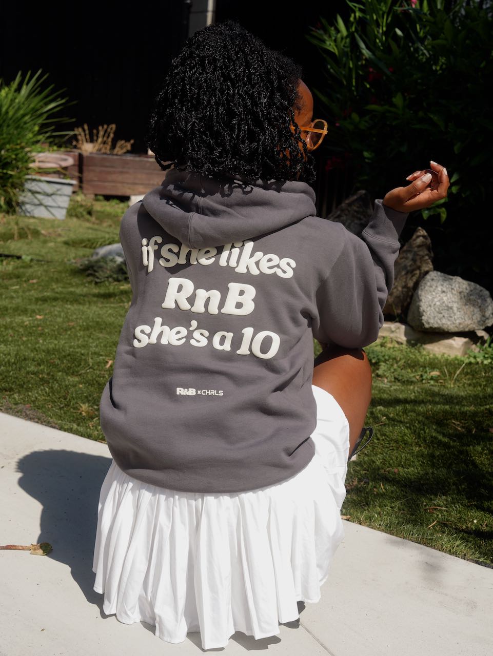 "IF SHE LIKES RNB SHE'S A 10" HOODIE