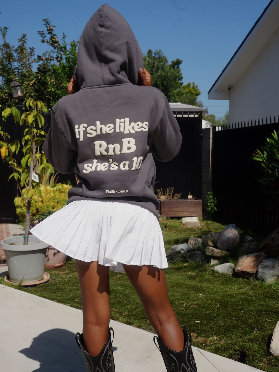 "IF SHE LIKES RNB SHE'S A 10" HOODIE