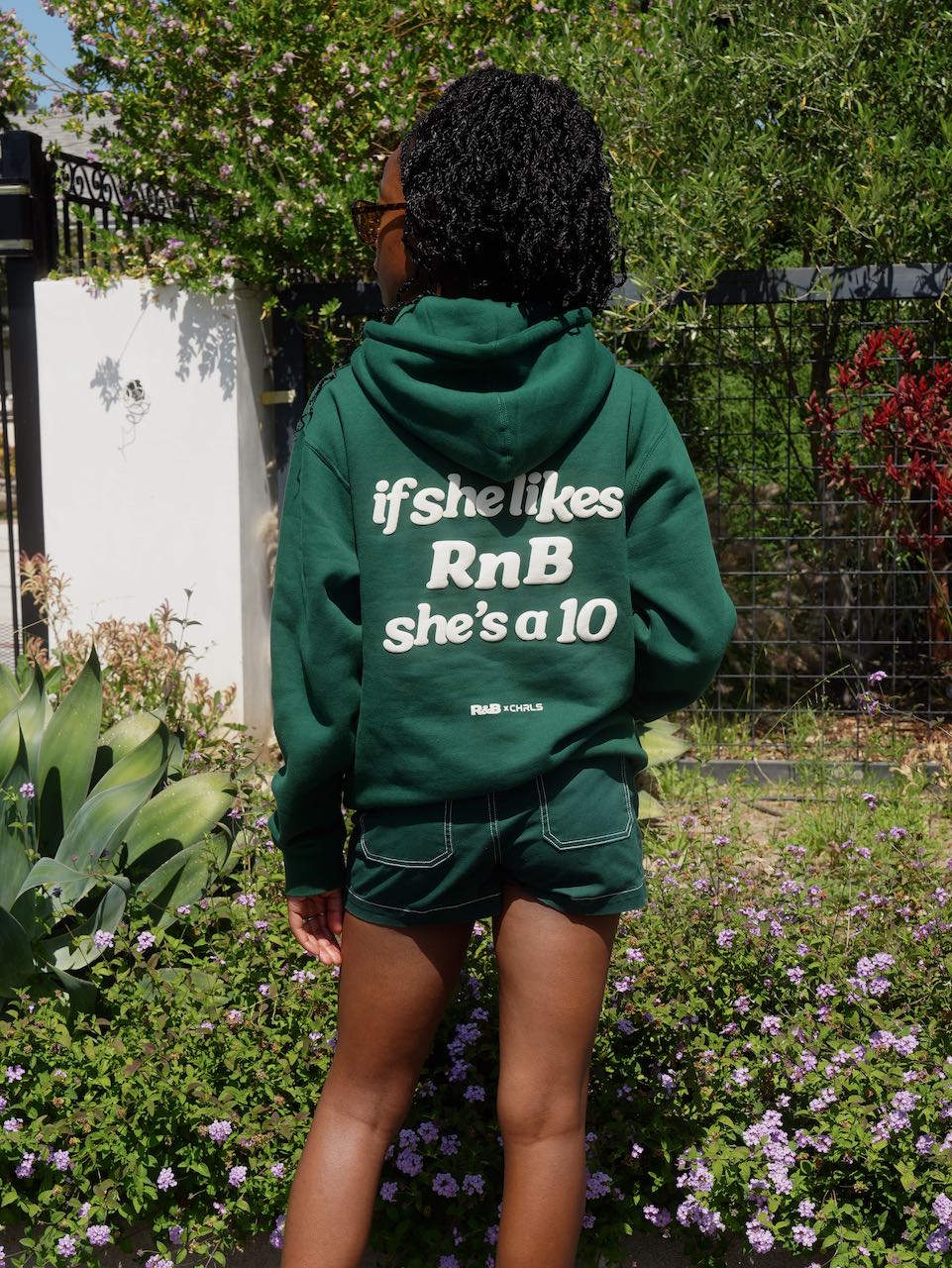 "IF SHE LIKES RNB SHE'S A 10" HOODIE