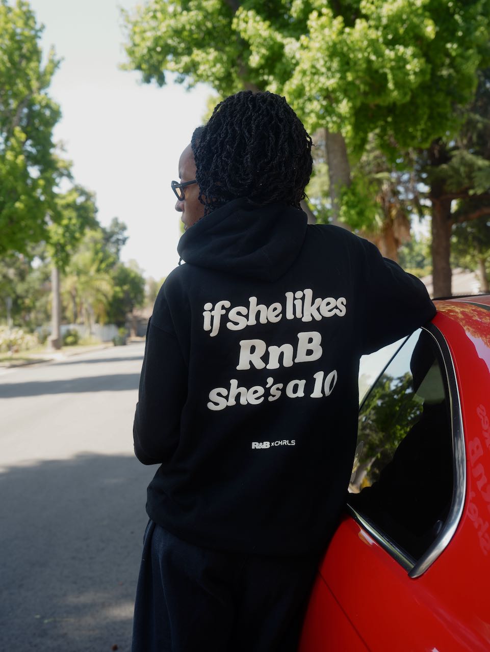 "IF SHE LIKES RNB SHE'S A 10" HOODIE