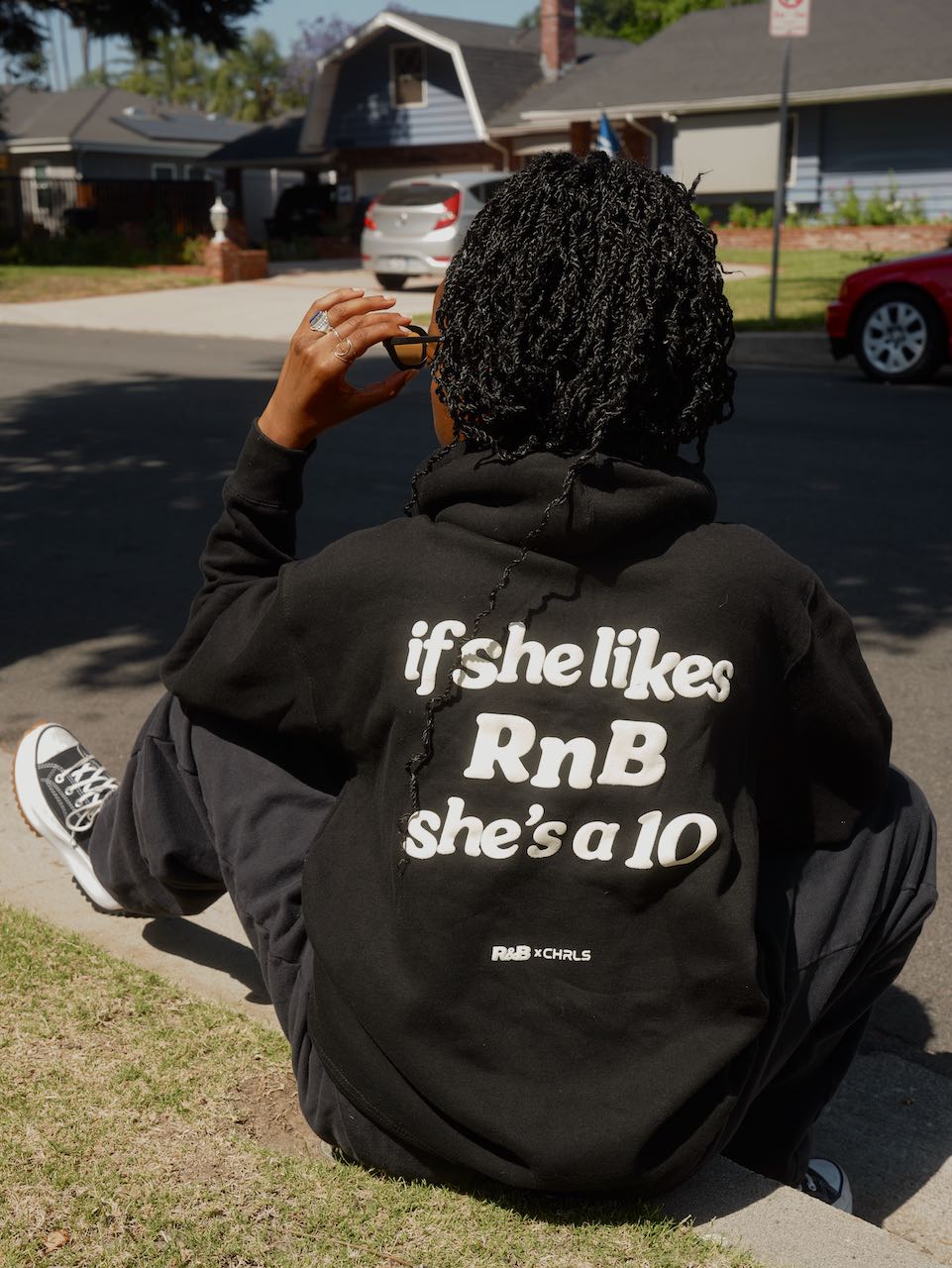 "IF SHE LIKES RNB SHE'S A 10" HOODIE